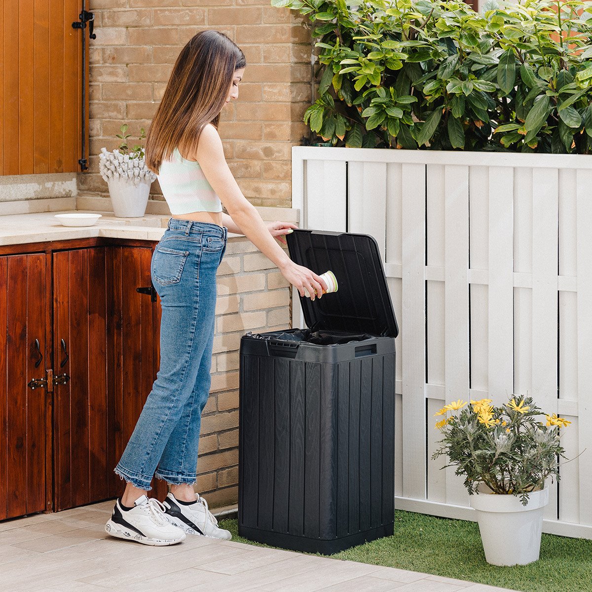 Poubelle de jardin en résine 80 litres avec porte-sac et fermeture à pression Rio Garden anthracite TOOMAX