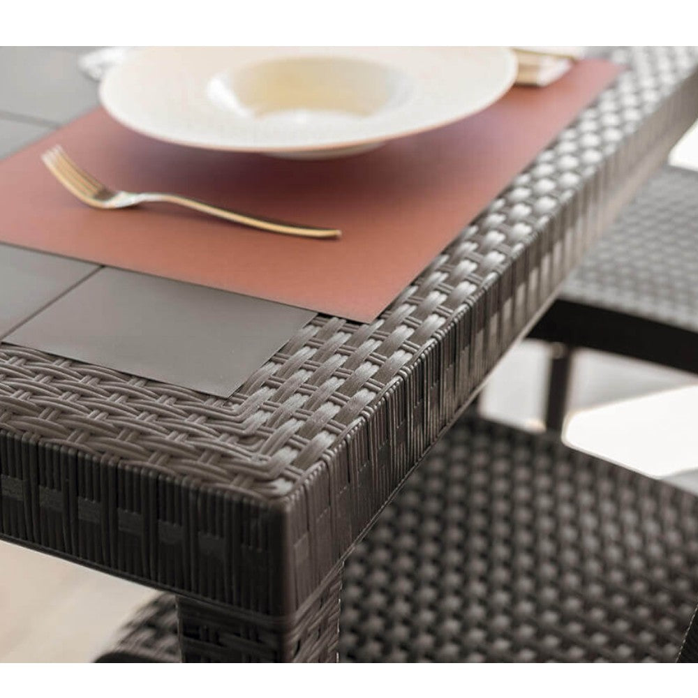 Table d'extérieur rectangulaire 138x78xH72 en résine effet rotin anthracite avec trou central 