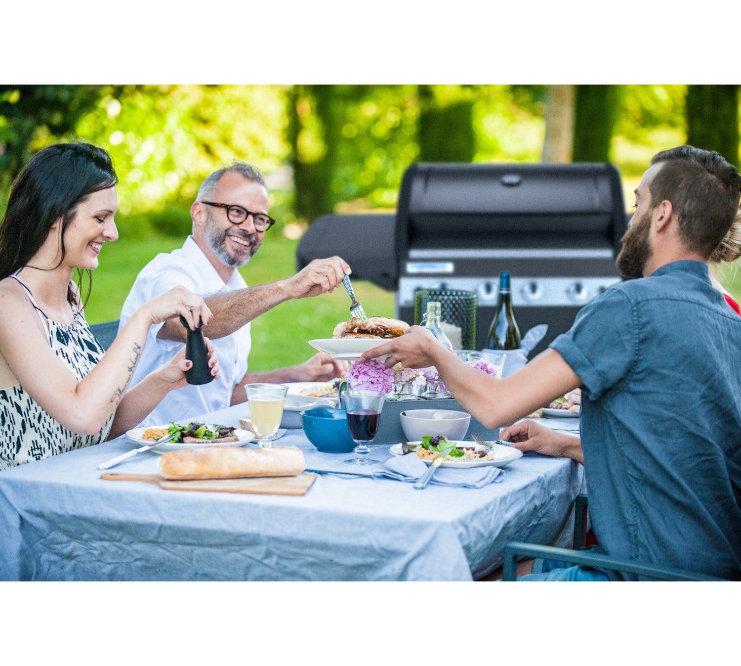 Barbecue familial à gaz 4 feux latéraux et double grille de cuisson avec plaque 4 SERIES CLASSIC LS PLUS DG