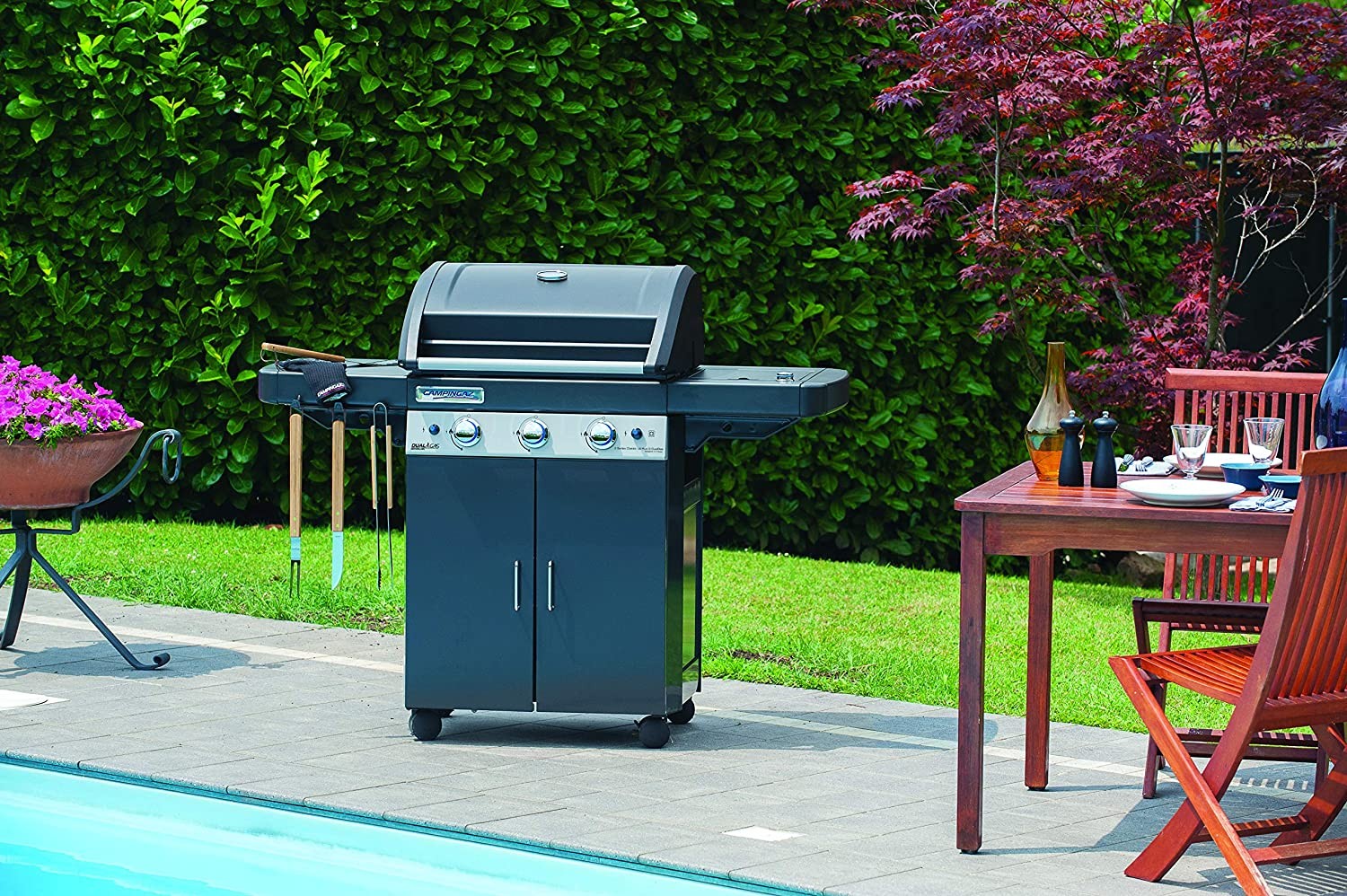 Barbecue à gaz Campingaz Dual Gas 3 Series Classic LS Plus Dark avec chariot et portes avant et brûleur latéral