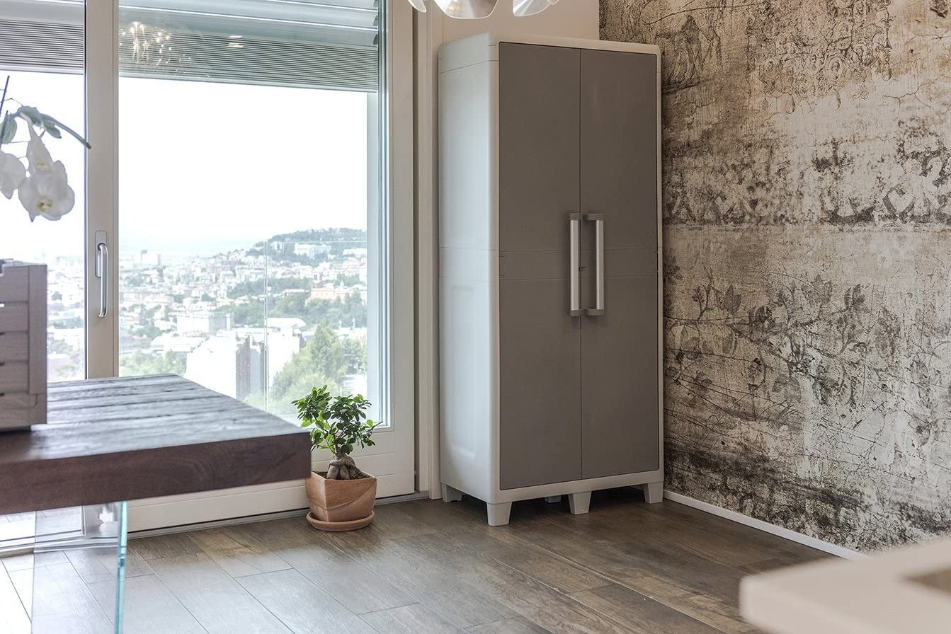 Armoire à balais en résine Urban XL Toomax avec 2 étagères latérales et 2 portes effet métal