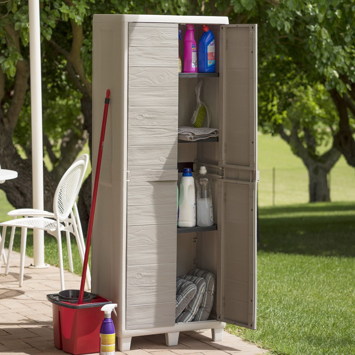 Armoire d'extérieur à étage en résine avec 2 portes effet bois et étagères réglables Woody's Toomax