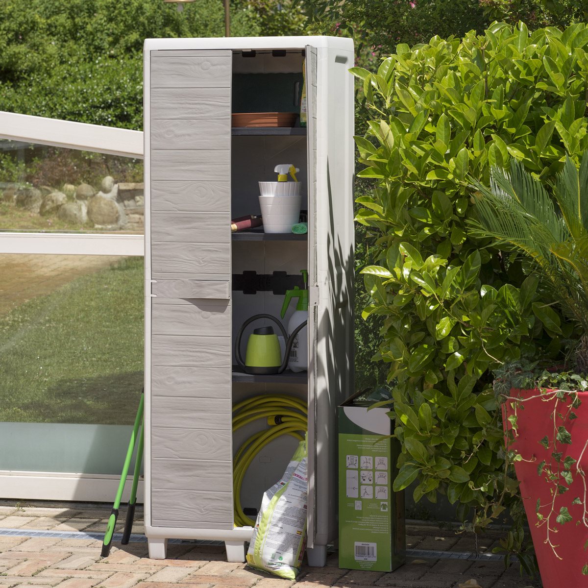 Armoire d'extérieur à étage en résine avec 2 portes effet bois et étagères réglables Woody's Toomax