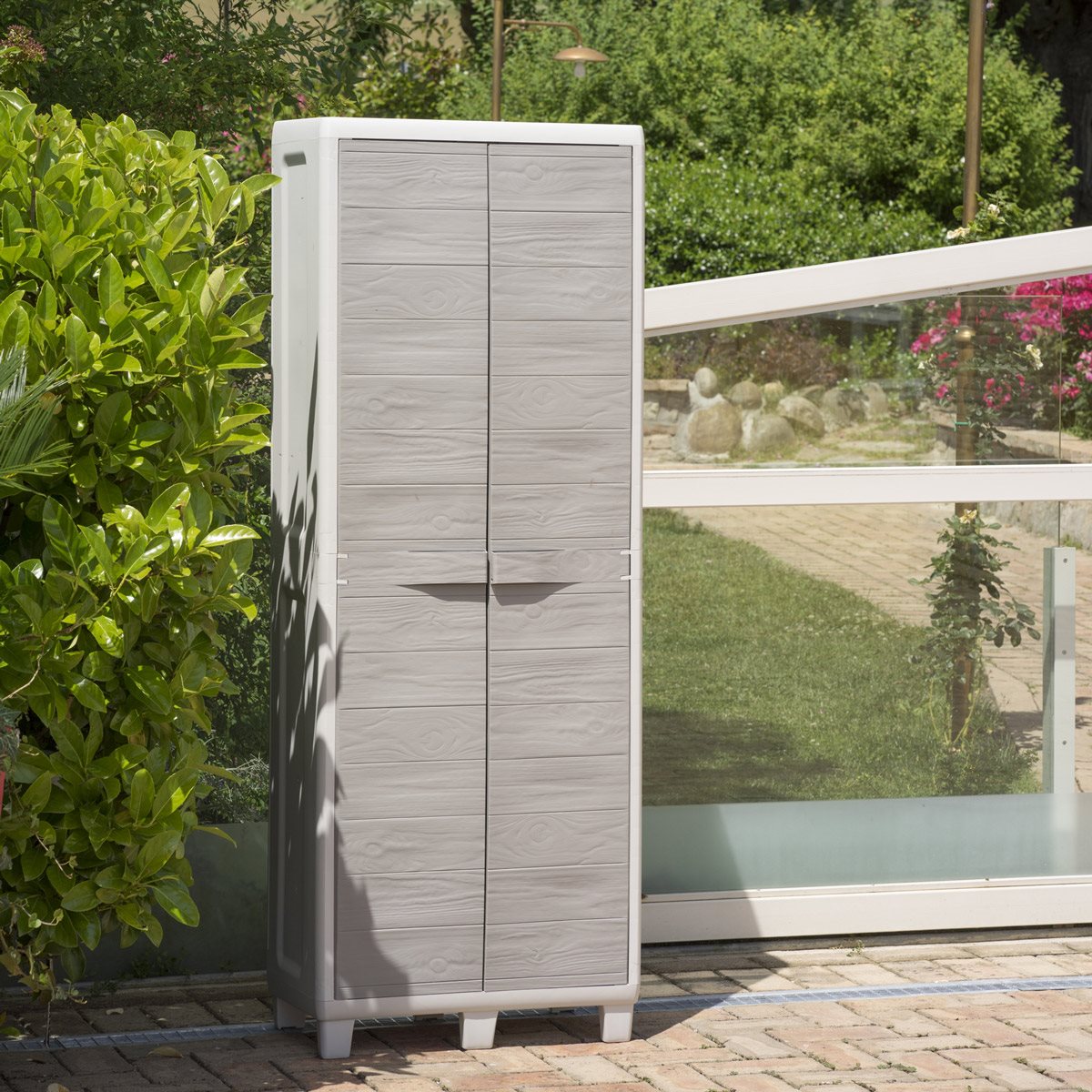 Armoire d'extérieur à étage en résine avec 2 portes effet bois et étagères réglables Woody's Toomax