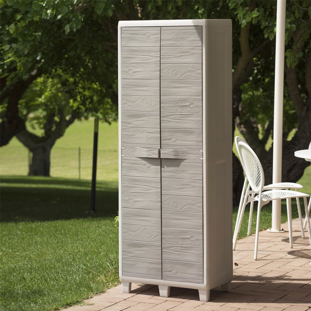 Armoire d'extérieur à étage en résine avec 2 portes effet bois et étagères réglables Woody's Toomax
