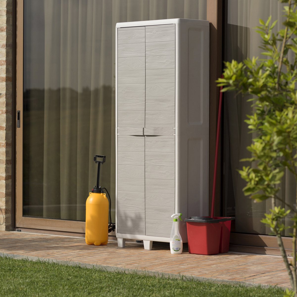 Armoire d'extérieur à étage en résine avec 2 portes effet bois et étagères réglables Woody's Toomax