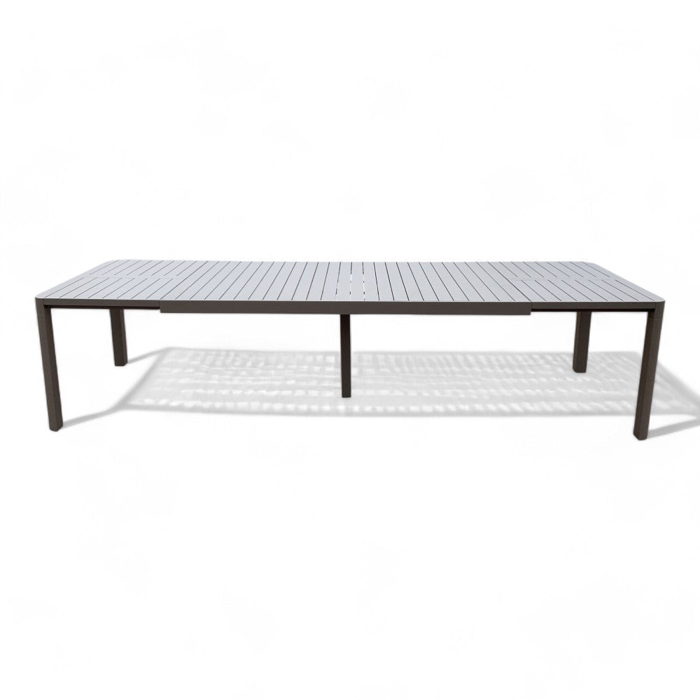 Table d'extérieur en aluminium taupe extensible jusqu'à 3,20 mètres avec plateau à lattes Malaga
