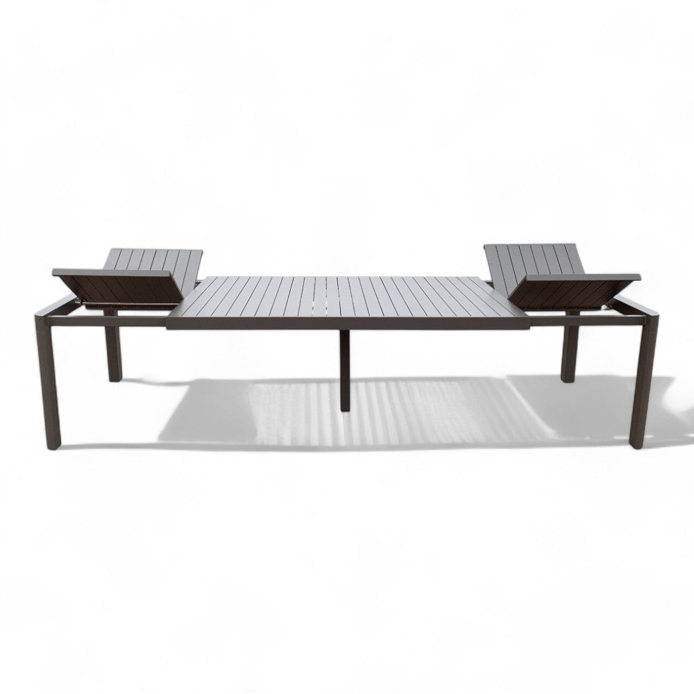 Table d'extérieur en aluminium taupe extensible jusqu'à 3,20 mètres avec plateau à lattes Malaga