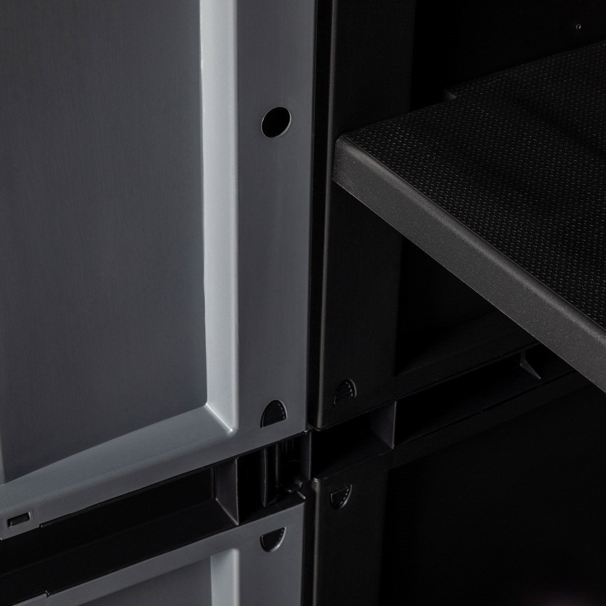 Armoire à balais en résine Trend Line Toomax avec 2 portes et 4 étagères réglables 