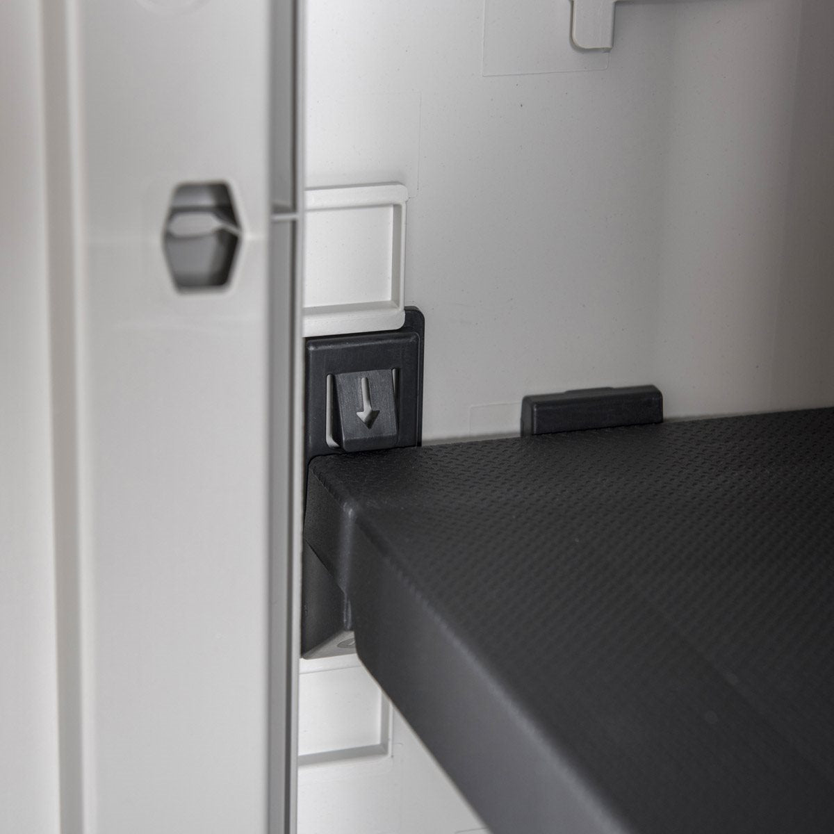 Armoire cadenassable en résine avec 2 portes et 4 étagères réglables Urban XL Toomax
