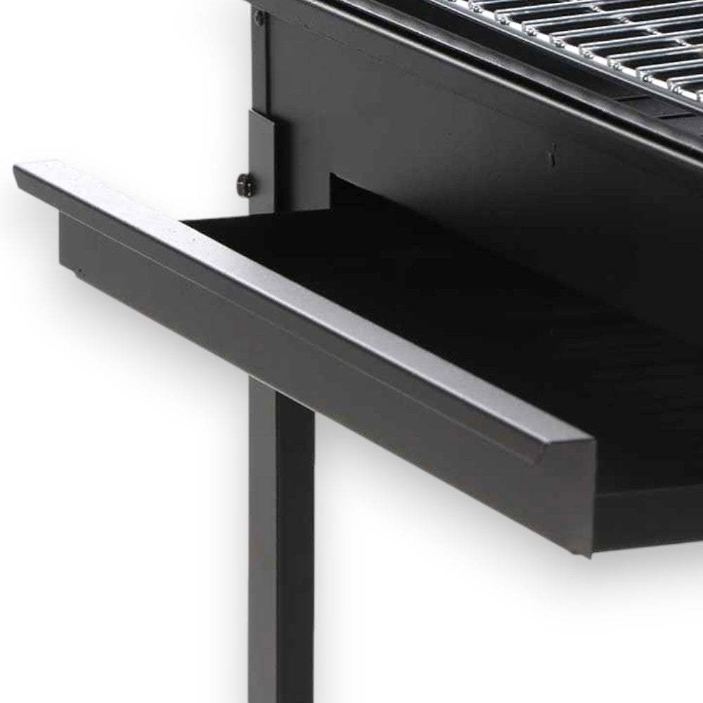 Barbecue a carbone in acciaio nero con griglia cromata e cassetto ceneri estraibile