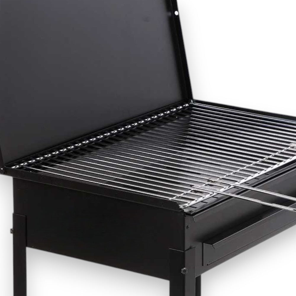Barbecue a carbone in acciaio nero con griglia cromata e cassetto ceneri estraibile