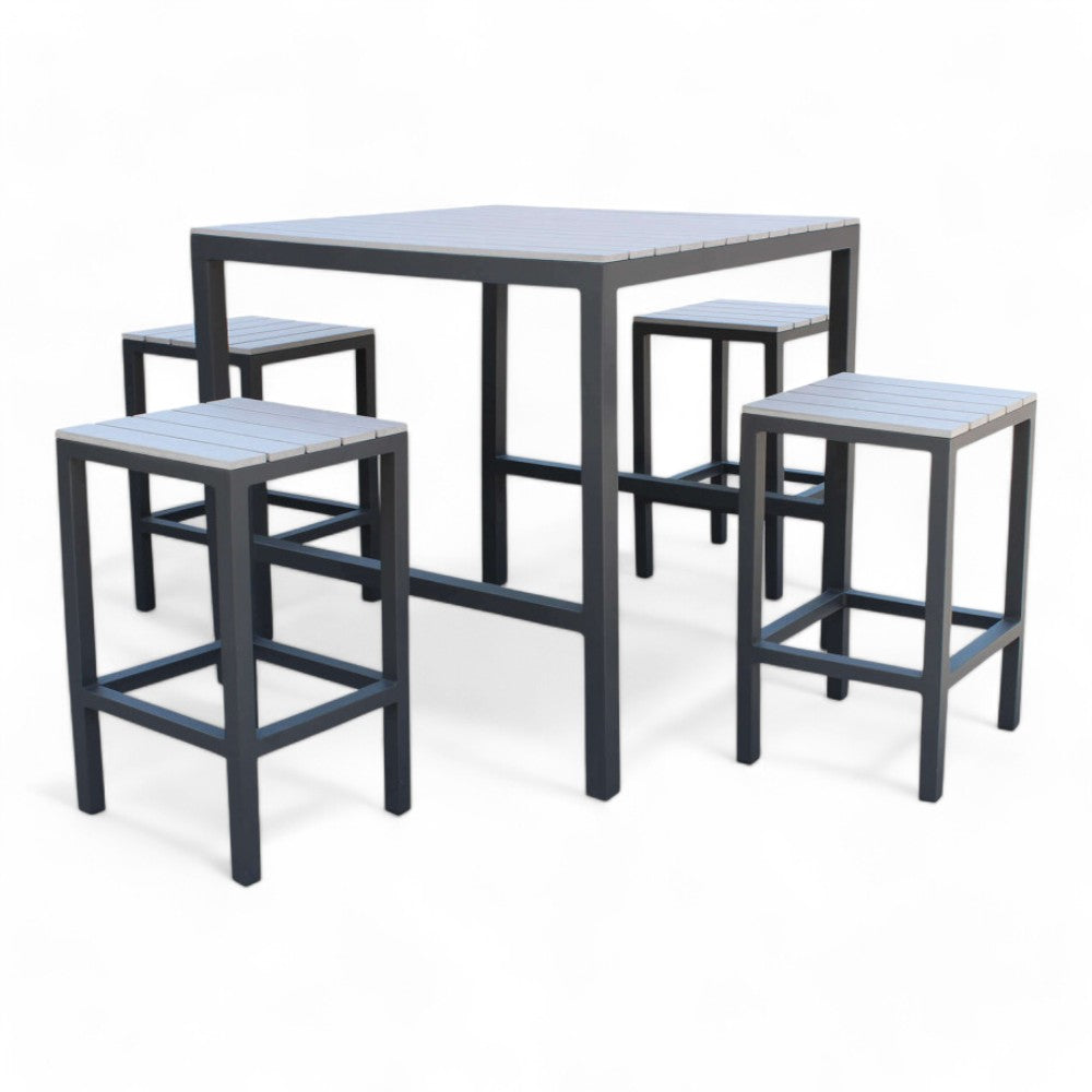 Table carrée de 80x80 cm de hauteur avec 4 tabourets en aluminium avec plateau en polywood effet bois en lattes Voga