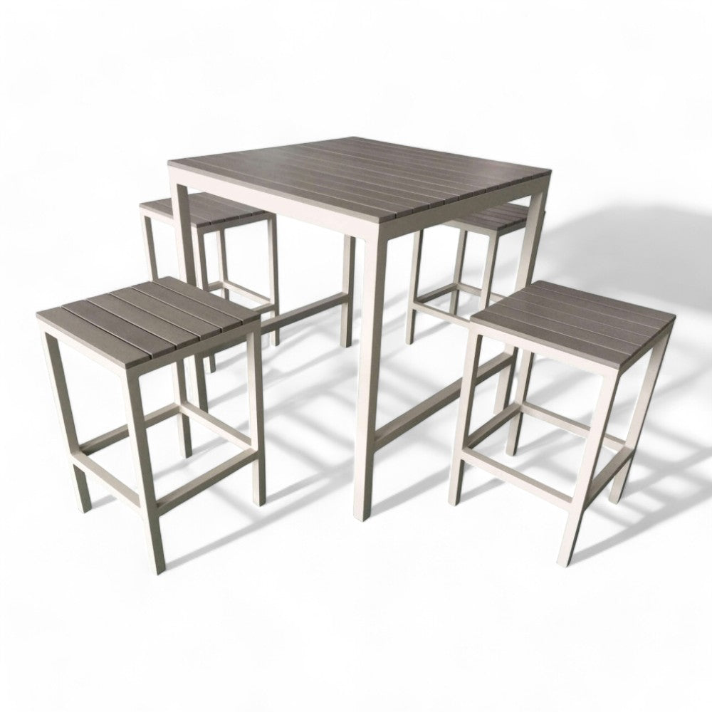 Table carrée de 80x80 cm de hauteur avec 4 tabourets en aluminium avec plateau en polywood effet bois en lattes Voga