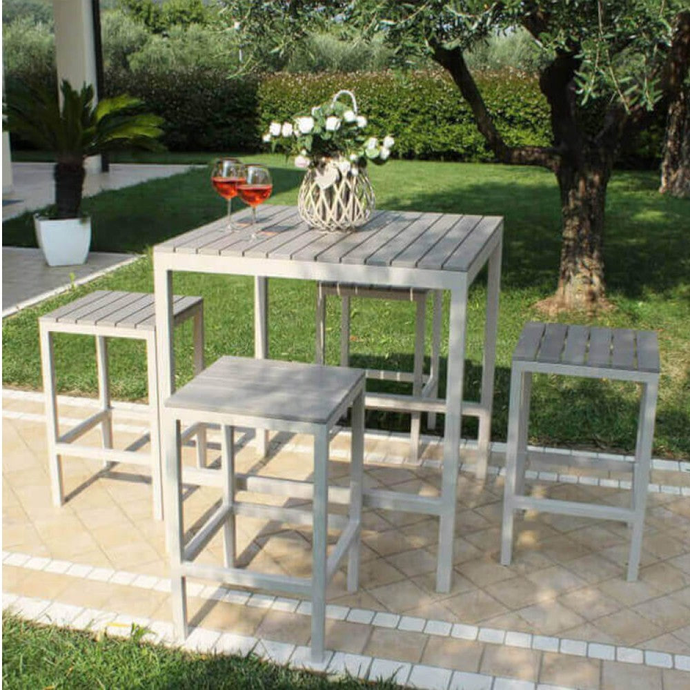 Table carrée de 80x80 cm de hauteur avec 4 tabourets en aluminium avec plateau en polywood effet bois en lattes Voga