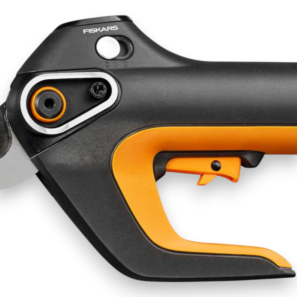 Forbici a batteria 12V con taglio rami Ø30 mm ed impugnatura morbida Fiskars Plus 1082298