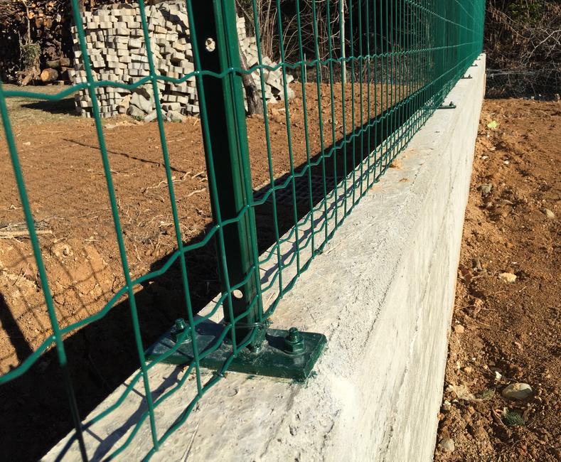 Piastra per fissaggio pali su muretti 26x36 mm BETAFENCE