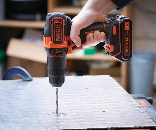 Trapano avvitatore a percussione con doppia batteria 18V in valigetta premium con set 80 accessori BLACK+DECKER BDC718AS2F