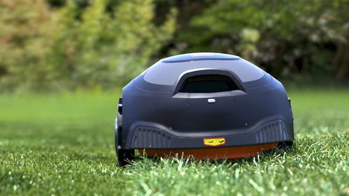 Robot Tagliaerba professionale con pulitura automatica e stazione di ricarica coperta Black+Decker BCRMW 123