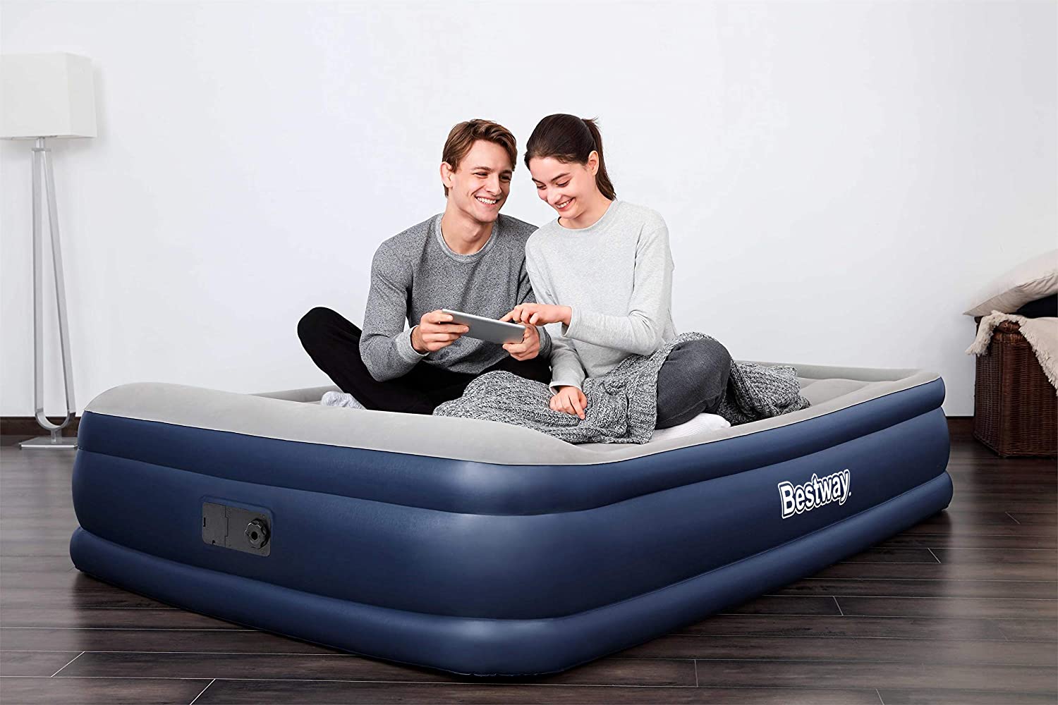 Materasso matrimoniale gonfiabile con pompa integrata e superficie floccata 203x152xH46 cm BESTWAY 67630