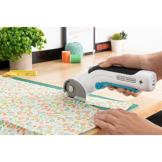 Taglierino multiuso a batteria ricaricabile BLACK+DECKER BCRC115-XJ