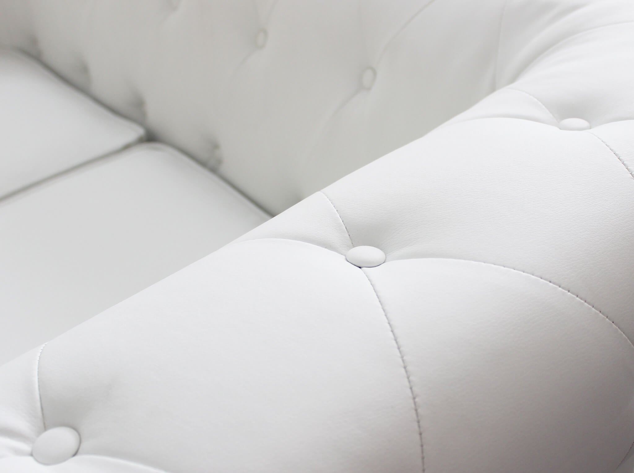 Divano 2 posti in ecopelle bianco Chesterfield