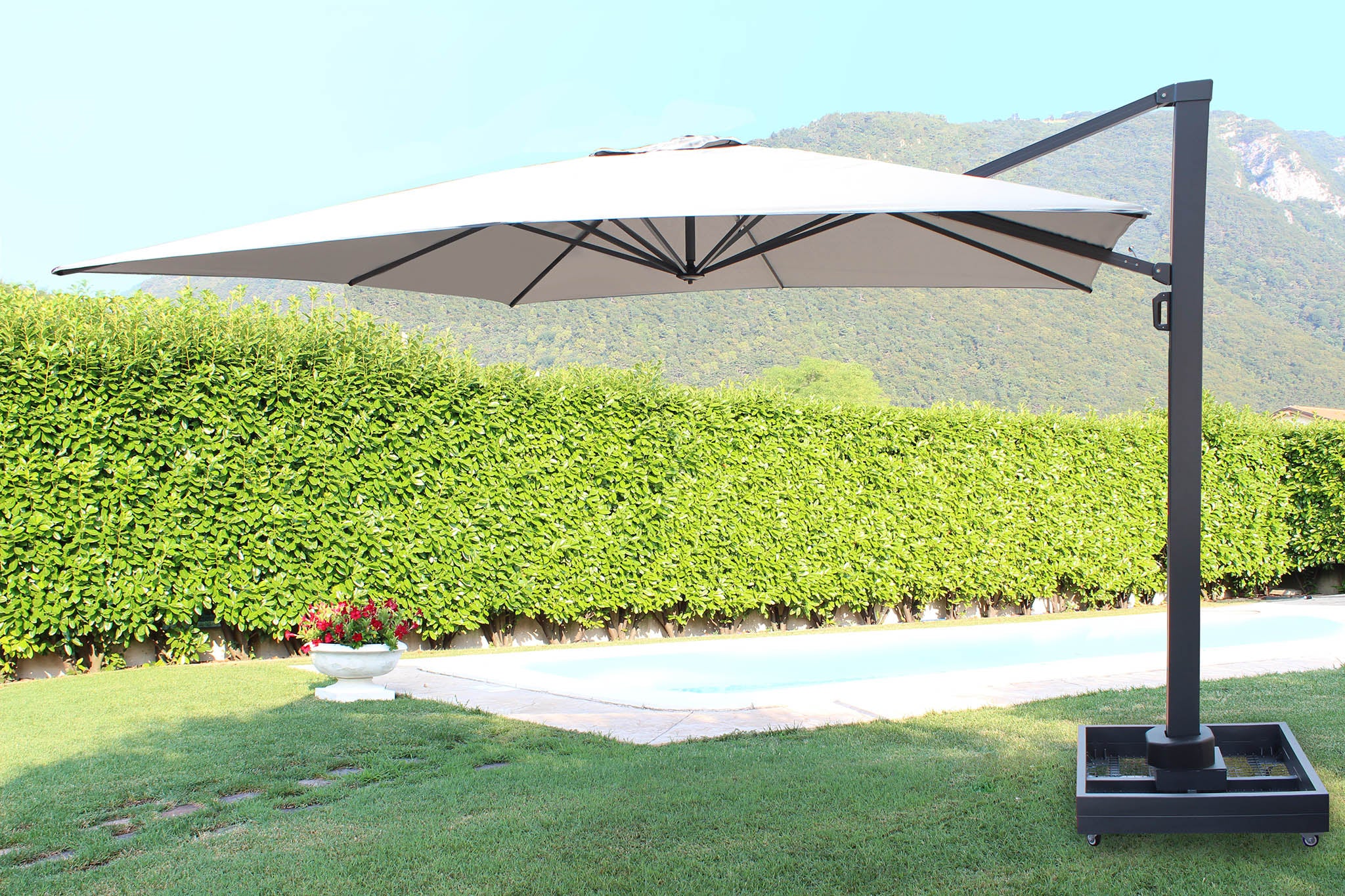 Ombrellone da giardino 4x4 mt con palo laterale e antivento Scripta